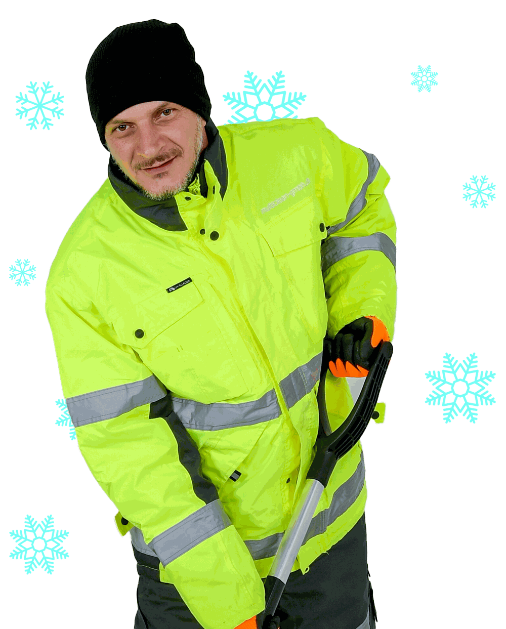 Mitarbeiter in gelber Warnjacke und schwarzer Mütze mit einer Schneeschaufel in der Hand