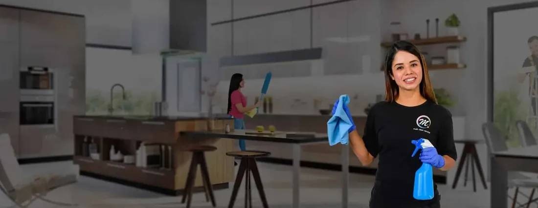 Putzhilfe für Privat: Zwei Mitarbeiterinnen von Multi Clean Service in einer offenen Wohnküche, eine mit Tuch und Sprühflasche, eine mit Staubwedel