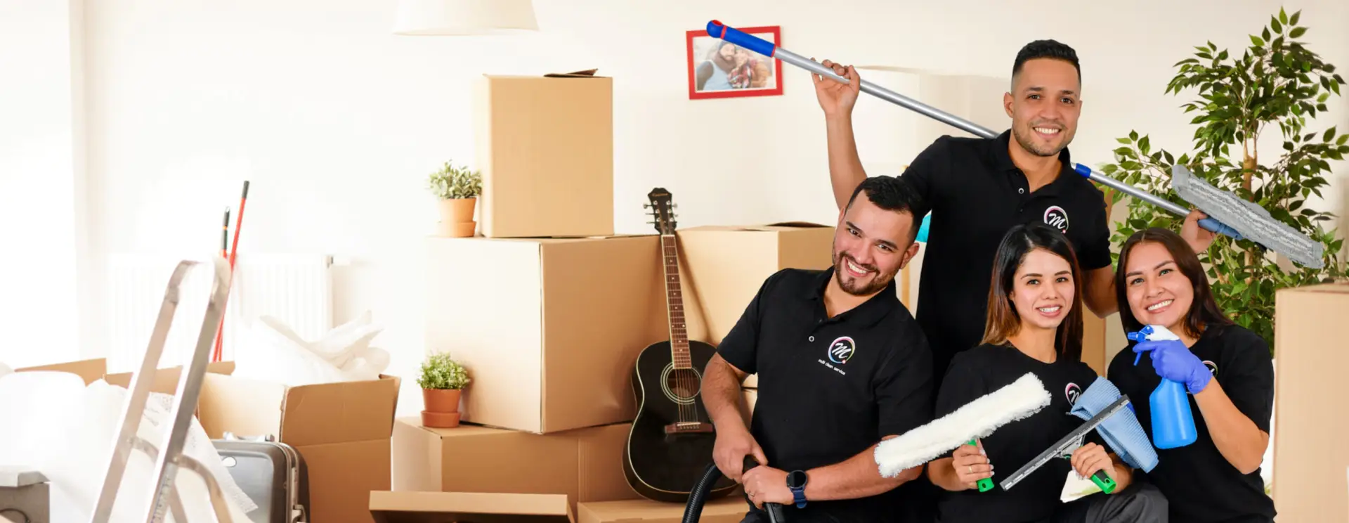 Vier Mitarbeitende von Multi Clean Service mit Einwascher, Abzieher und Sprühflasche zwischen Umzugskartons in einer leergeräumten Wohnung
