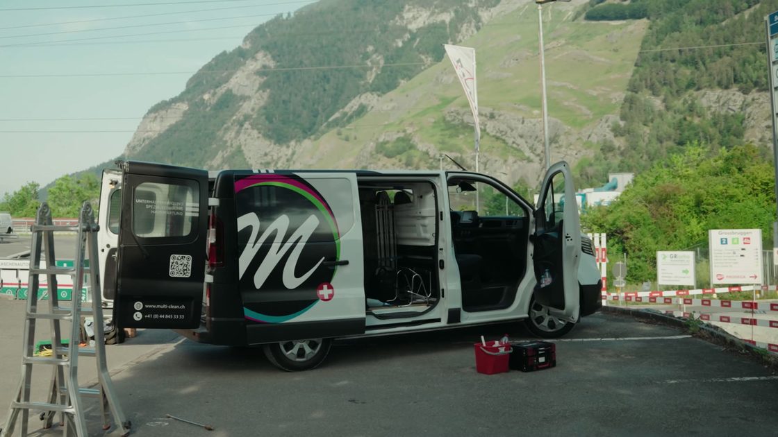 Reinigungsfirma Zürcher Oberland — Das Team von Multi Clean Service im Einsatz, Standbild aus dem Imagefilm